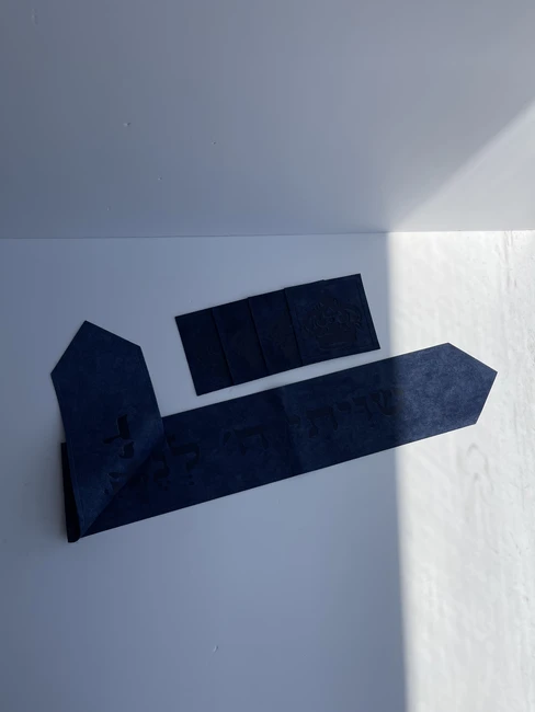 עטרה פרימיום לטלית דגם "שויתי לנגדי"