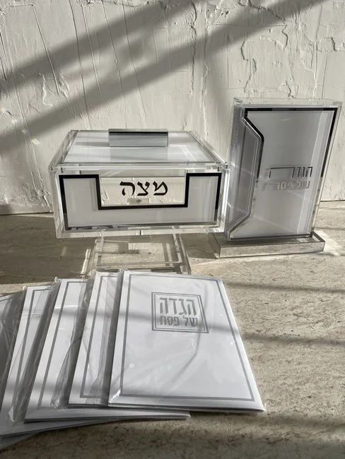 מארז קומפלט דגם יהלום- *קופסא יוקרתית למצות *.מעמד הגדות- כולל 6 הגדות