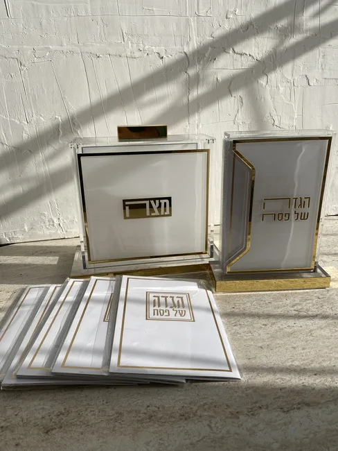 מארז קומפלט דגם גולד- *קופסא יוקרתית למצות *מעמד הגדות- כולל 6 הגדות